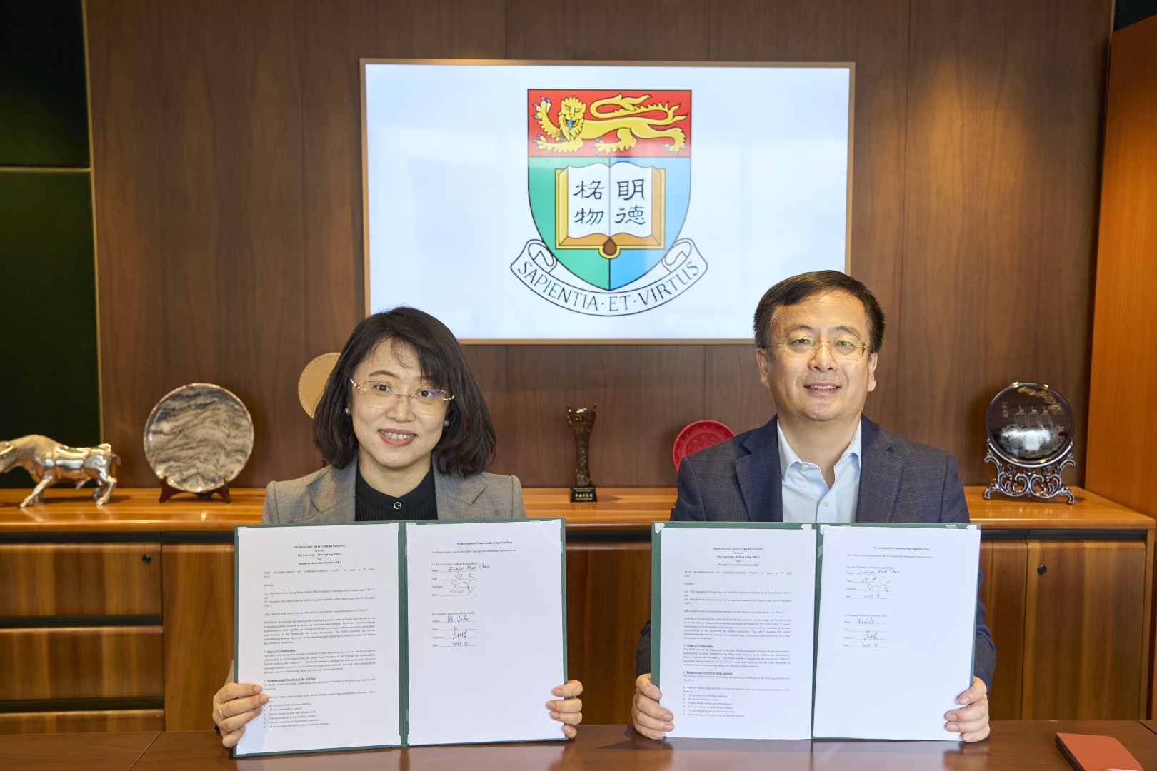 Vice-President and Pro-Vice-Chancellor (Research), Prof Max Shen, on behalf of The University of Hong Kong, signed an MOU with the Deputy Dean, Prof Wu Libo, representing Shanghai Innovation Institute (SII)